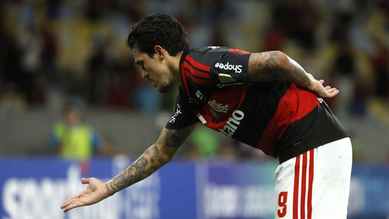 Pedro, do Flamengo, festeja o golo marcado frente ao Vitória