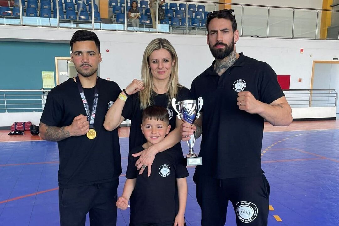 Equipa Aveiro Fight Team celebra vitória com troféu e medalha