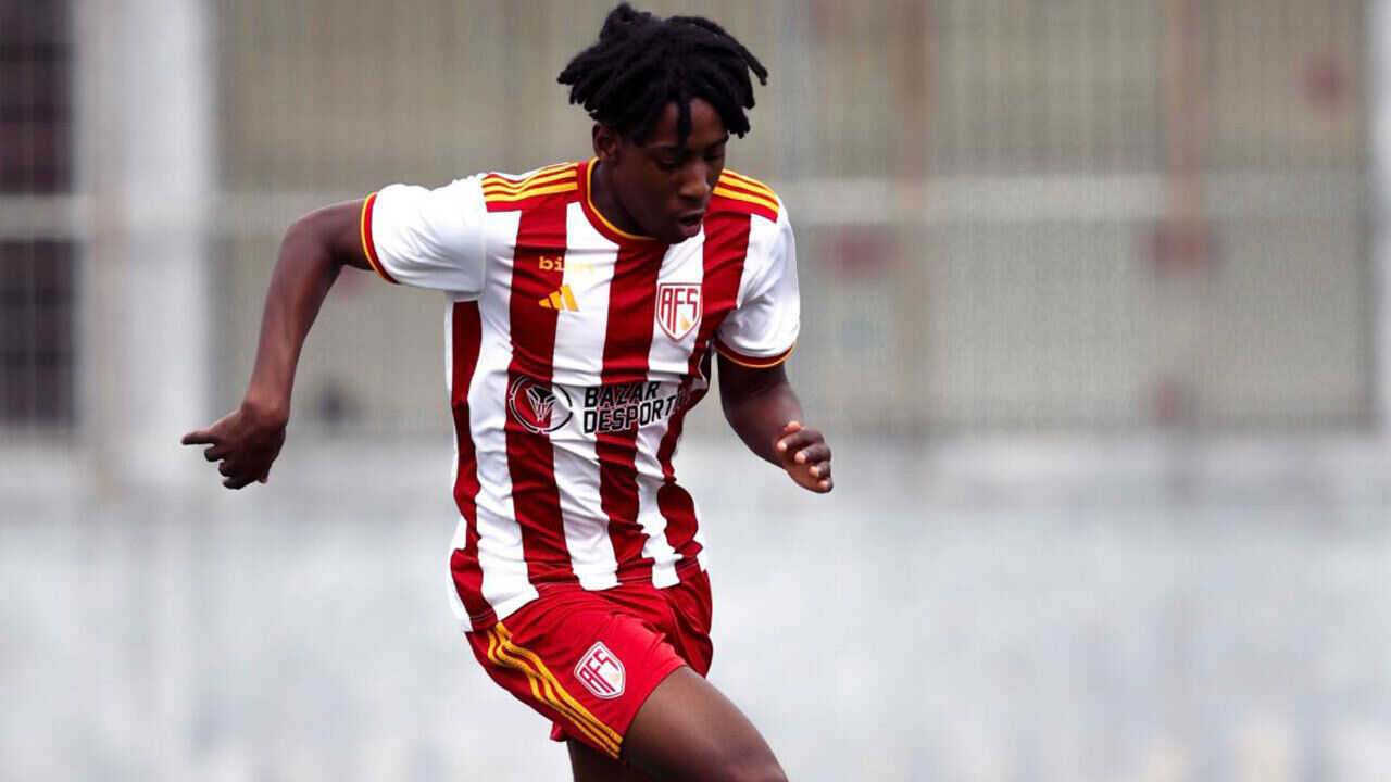 Christian Otenigbagbe tem treinado com a equipa principal do AVS