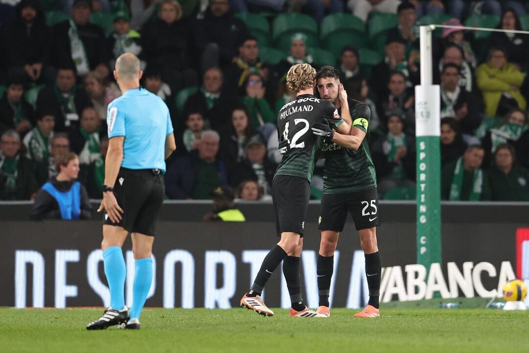 Hjulmand e Geny Catamo celebram no relvado, após jogo do Sporting CP