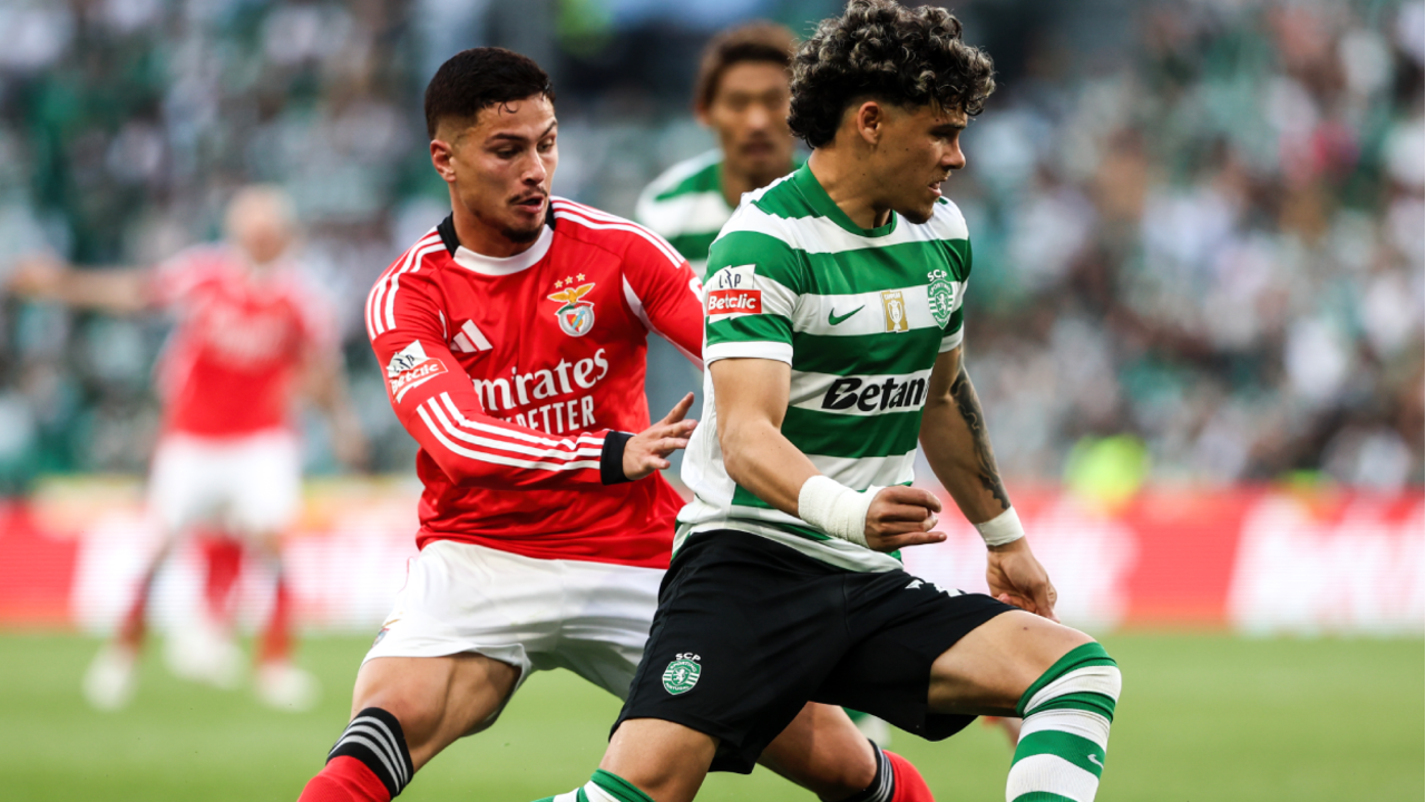 Ivanovic e Maxi Araújo durante o Sporting-Benfica