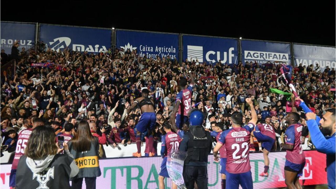 Jogadores do Torreense celebram passagem à final da Taça