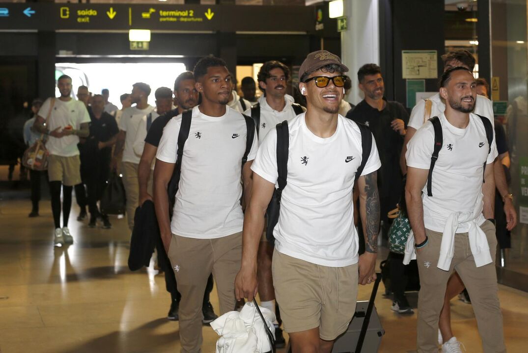 A equipa do Sporting antes de seguir viagem de avião