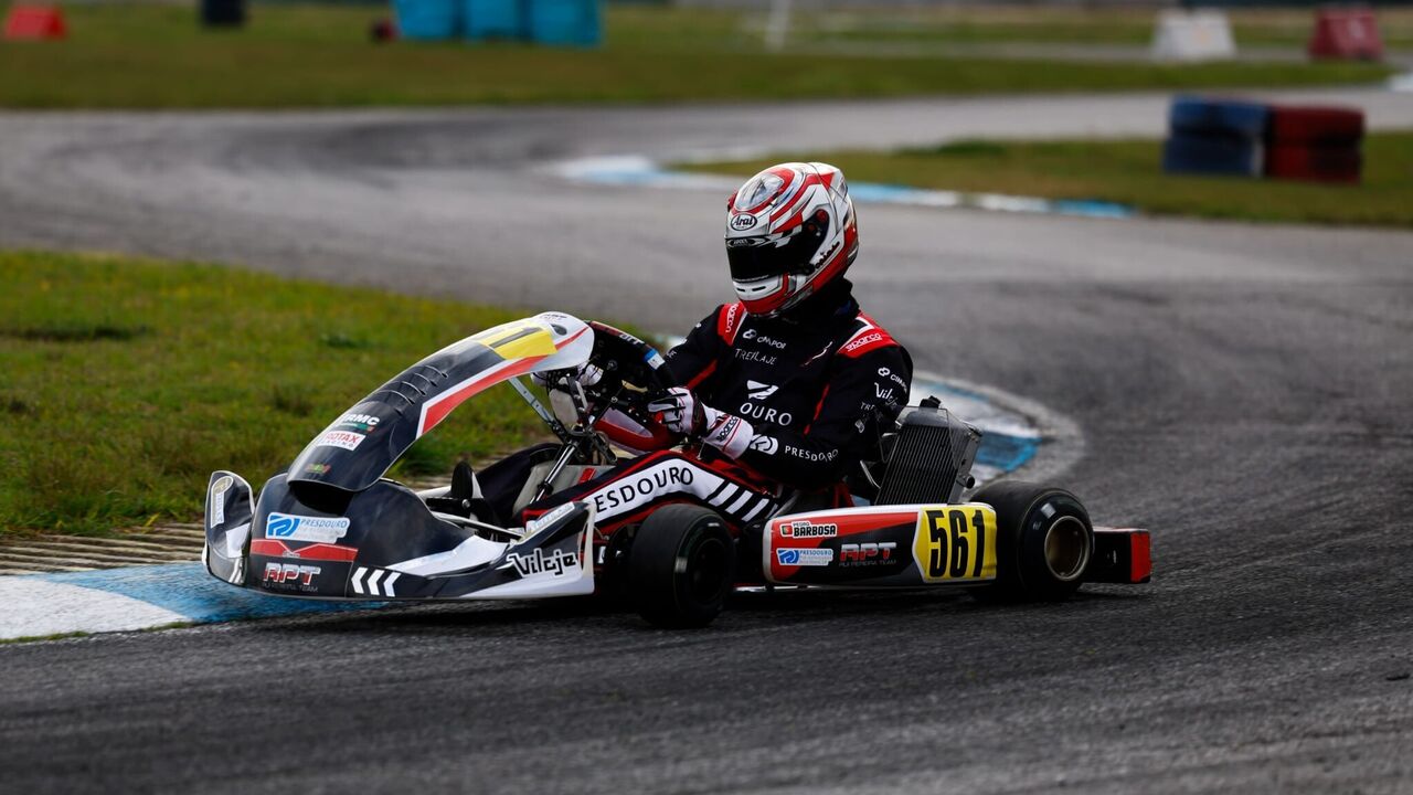 Piloto de karting da equipa Esdouro numa competição