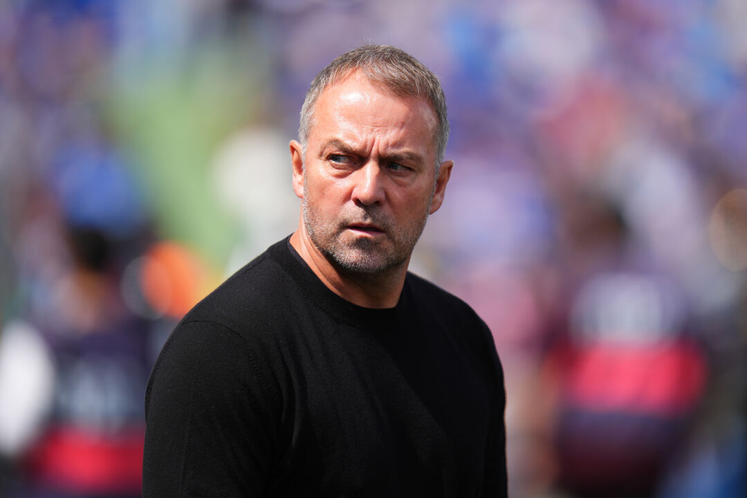 Hansi Flick mantém cautela apesar da vantagem do Barcelona