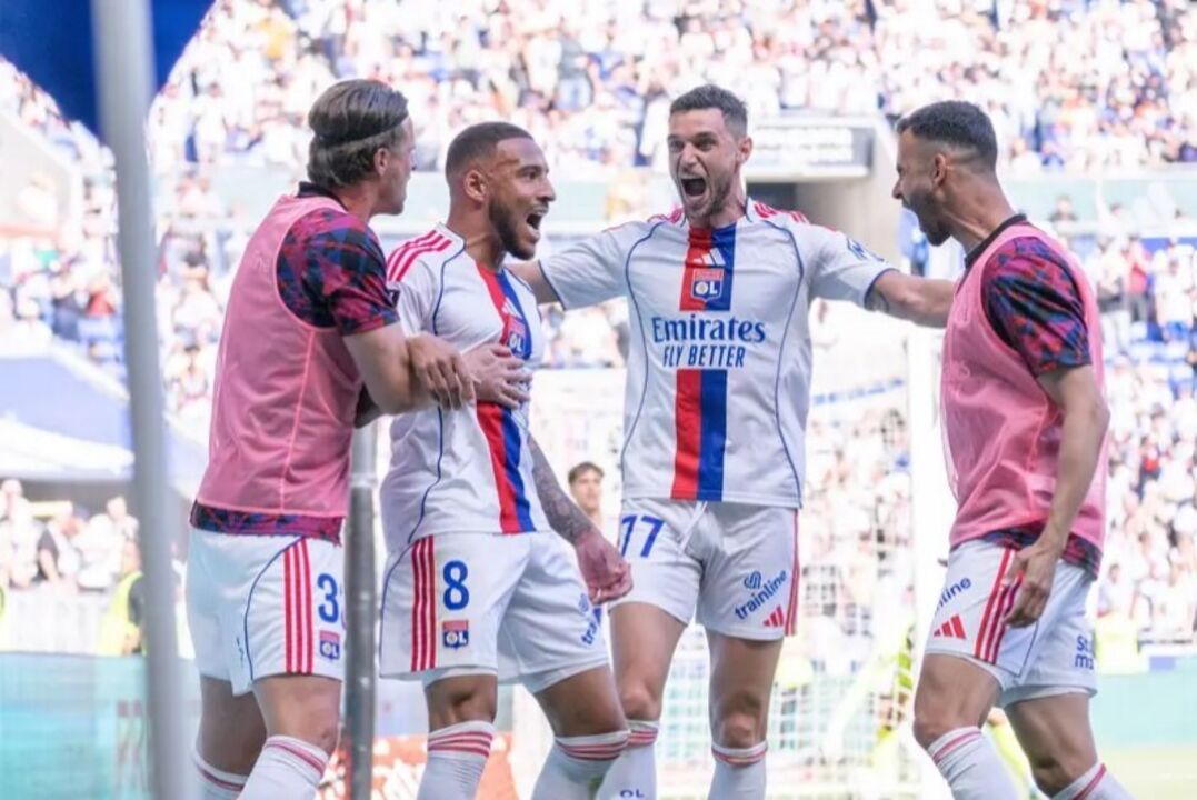 Jogadores do Lyon celebram um golo no relvado