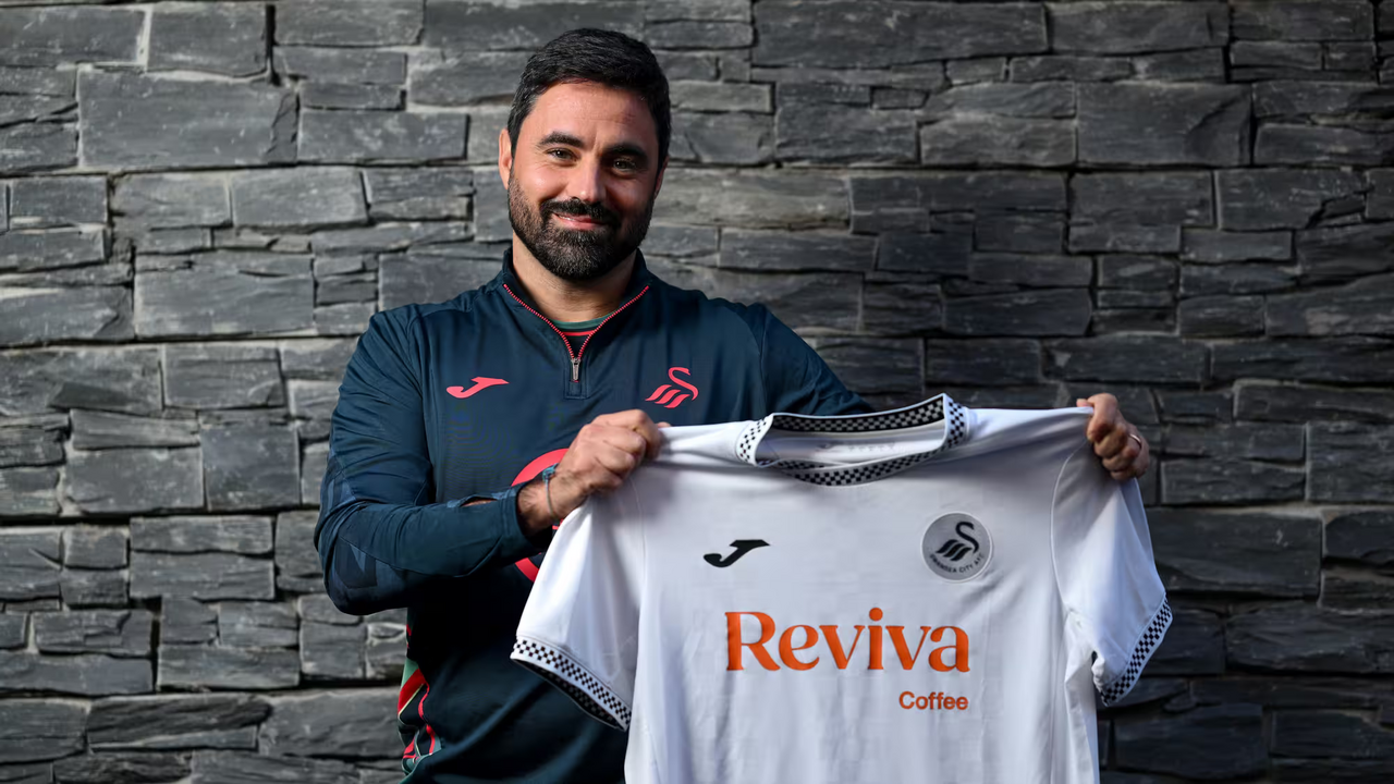 Novo equipamento do Swansea City com patrocínio da Reviva Coffee