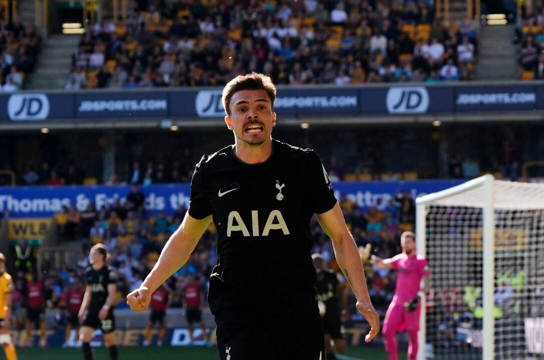 Jogador do Tottenham comemora golo num jogo de futebol