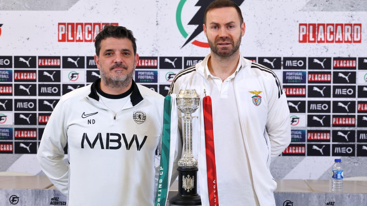 Nuno Dias (Sporting) e Cassiano Klein (Benfica) juntos com o troféu em disputa