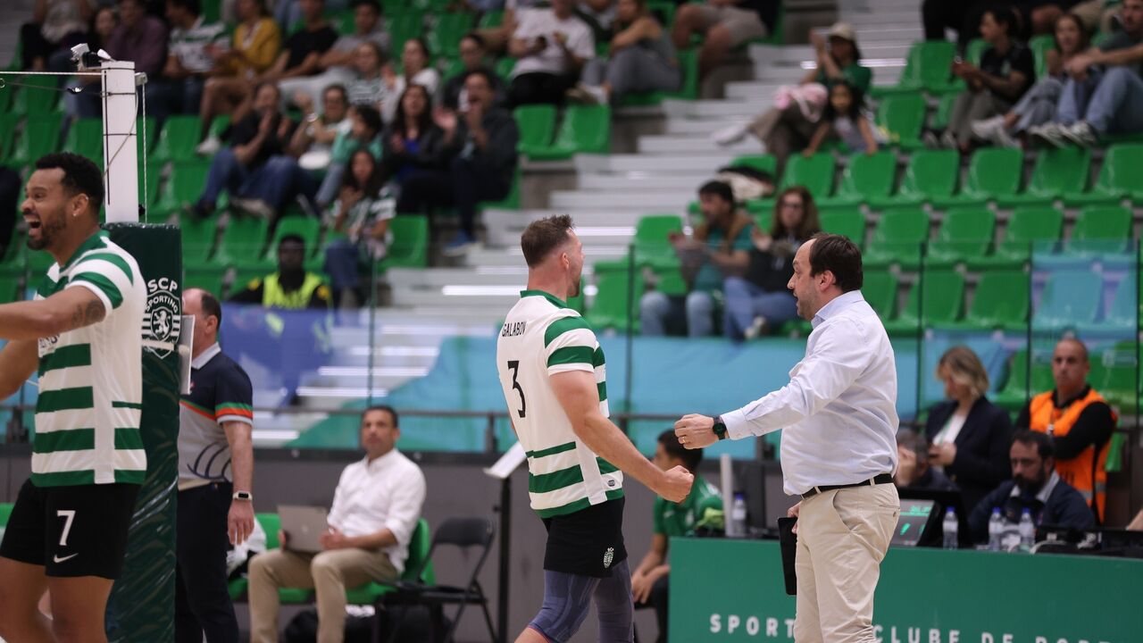 Treinador e jogador do Sporting festejam em jogo de voleibol