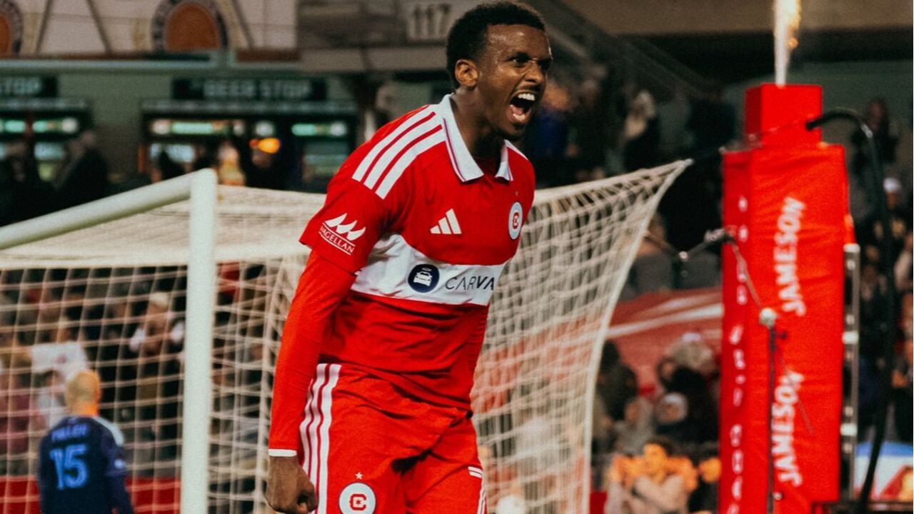 Jogador celebra golo num jogo de futebol