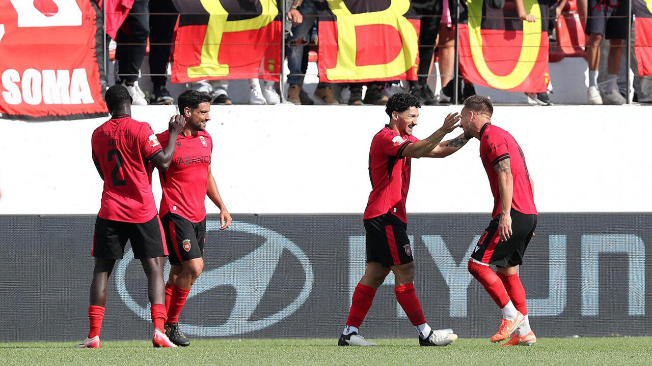 Jogadores do Penafiel celebram