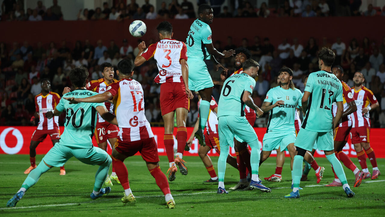 Sporting empatou com o AVS SAD 