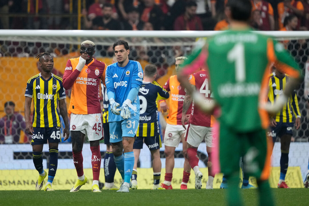 Ederson expulso no clássico frente ao Galatasaray na derrota do Fenerbahçe