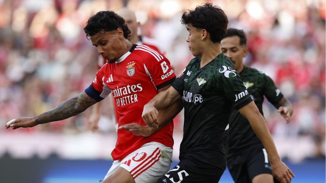 Jogadores de Benfica e Moreirense disputam a bola no jogo
