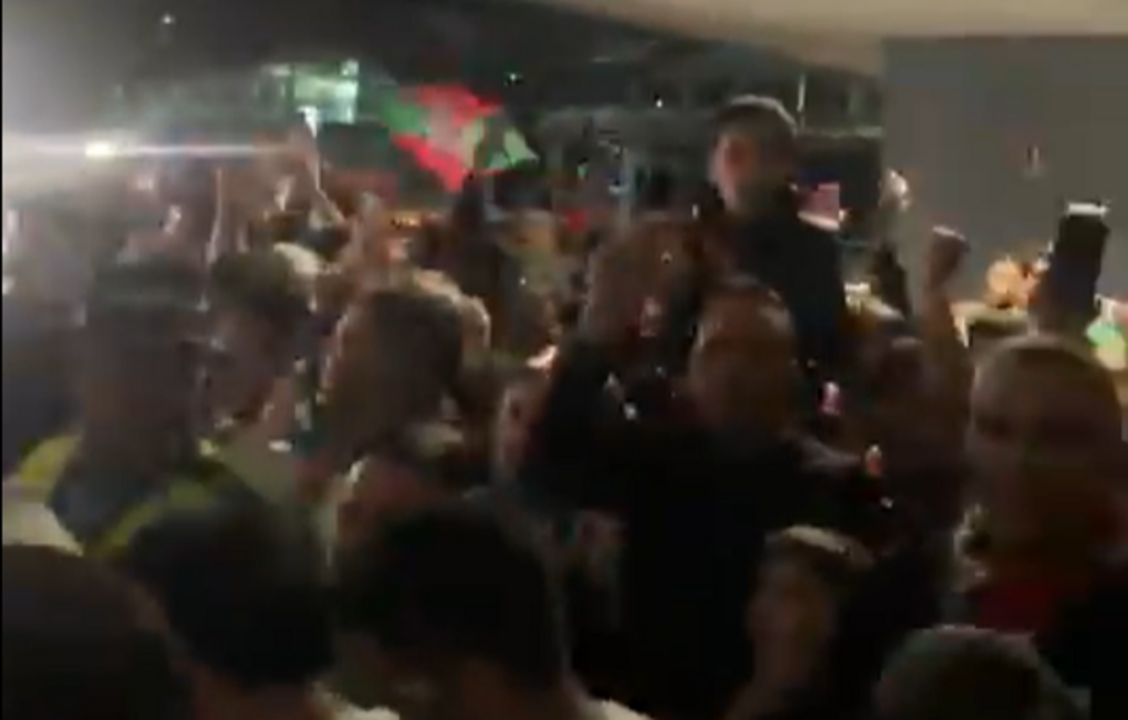Centenas de adeptos receberam o Marítimo no aeroporto