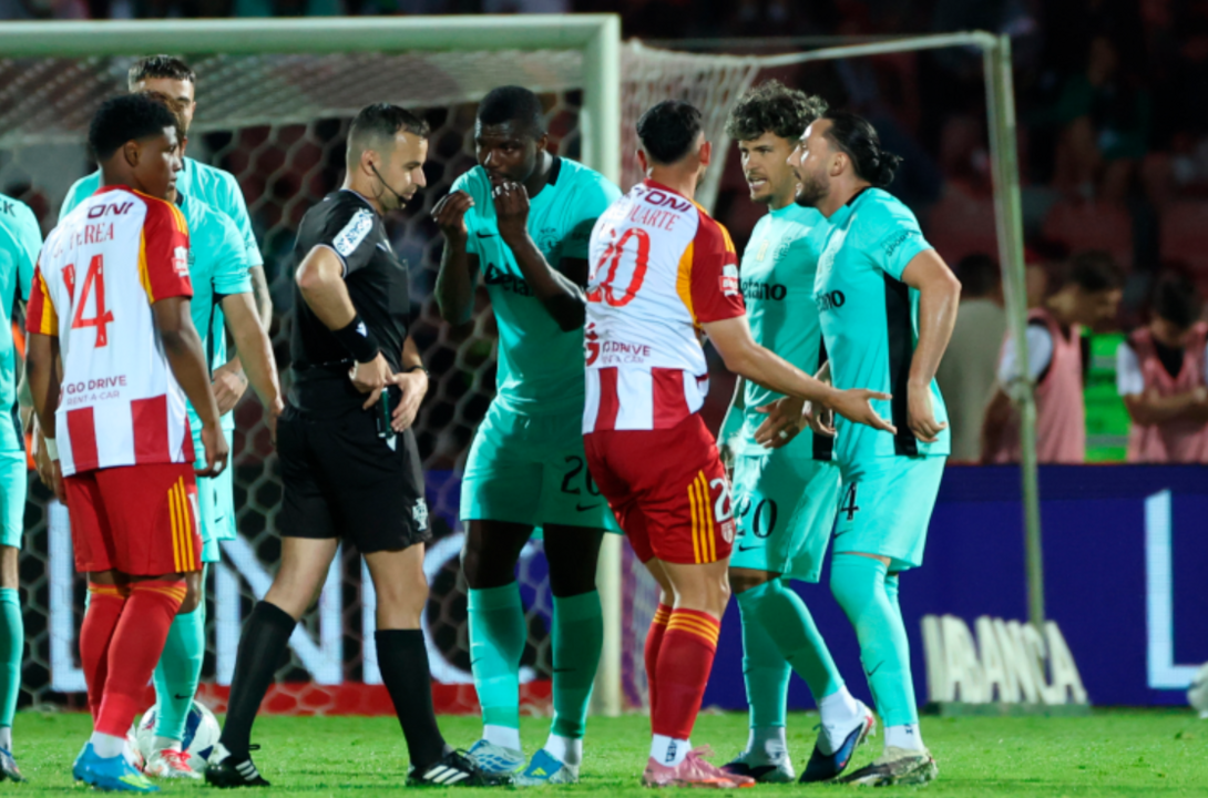 Árbitro em discussão com jogadores durante o jogo da Liga Betclic