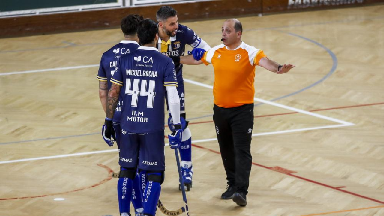 Luís Querido junto do árbitro