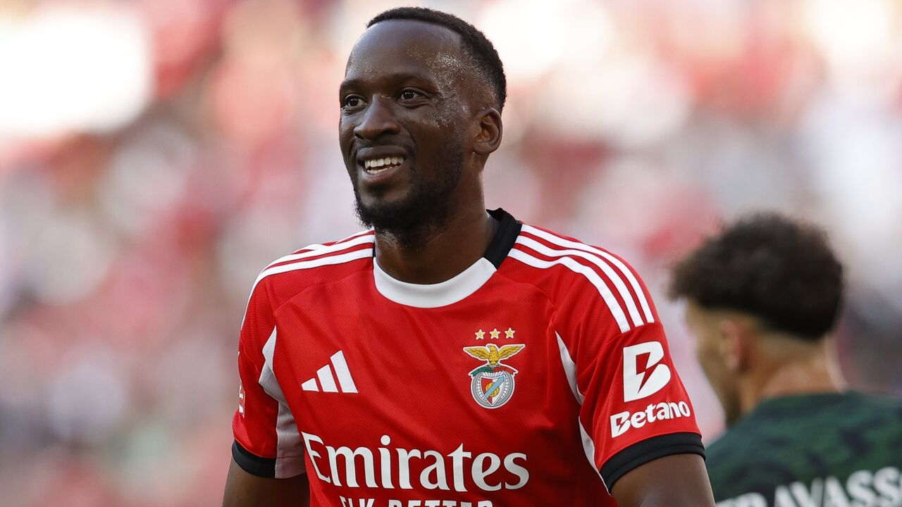 Dodi Lukebakio no jogo com o E. Amadora