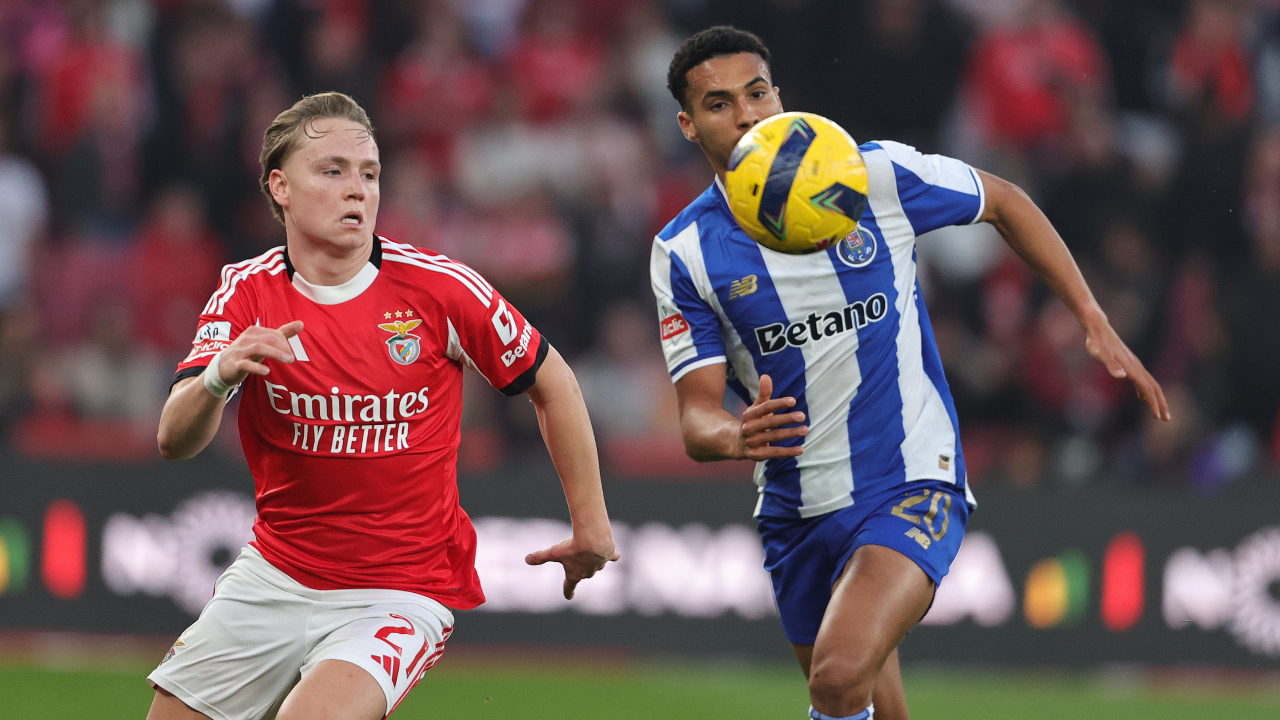 Schjelderup (à esquerda) e Alberto Costa (à direita) disputam o lance