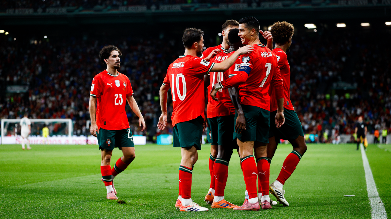 Jogadores da Seleção Nacional festejam um golo