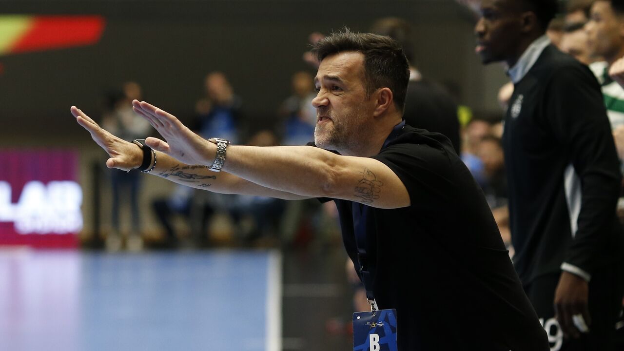 Ricardo Costa gesticula durante jogo de andebol