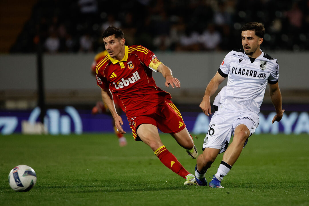 Futebol: Confronto entre jogadores de Moreirense e Vizela no relvado