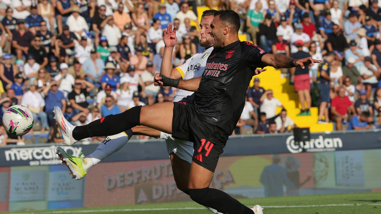 SL Benfica joga contra Famalicão, num campo difícil