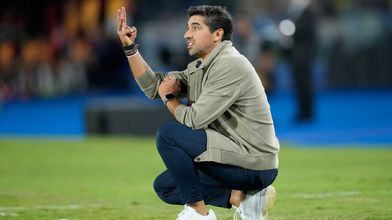 Abel a dar indicações frente ao Cerro Porteño