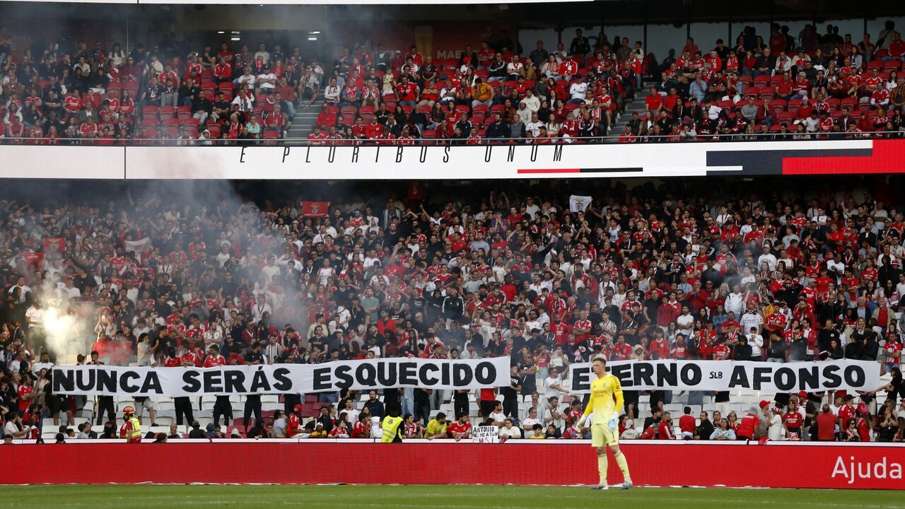 Benfica multado devido a pirotecnia e tarja de apoio