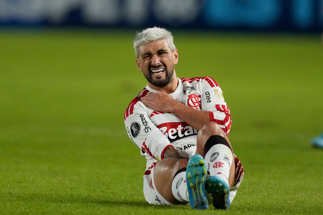 Arrascaeta fratura clavícula em jogo do Flamengo contra os Estudiantes na Libertadores