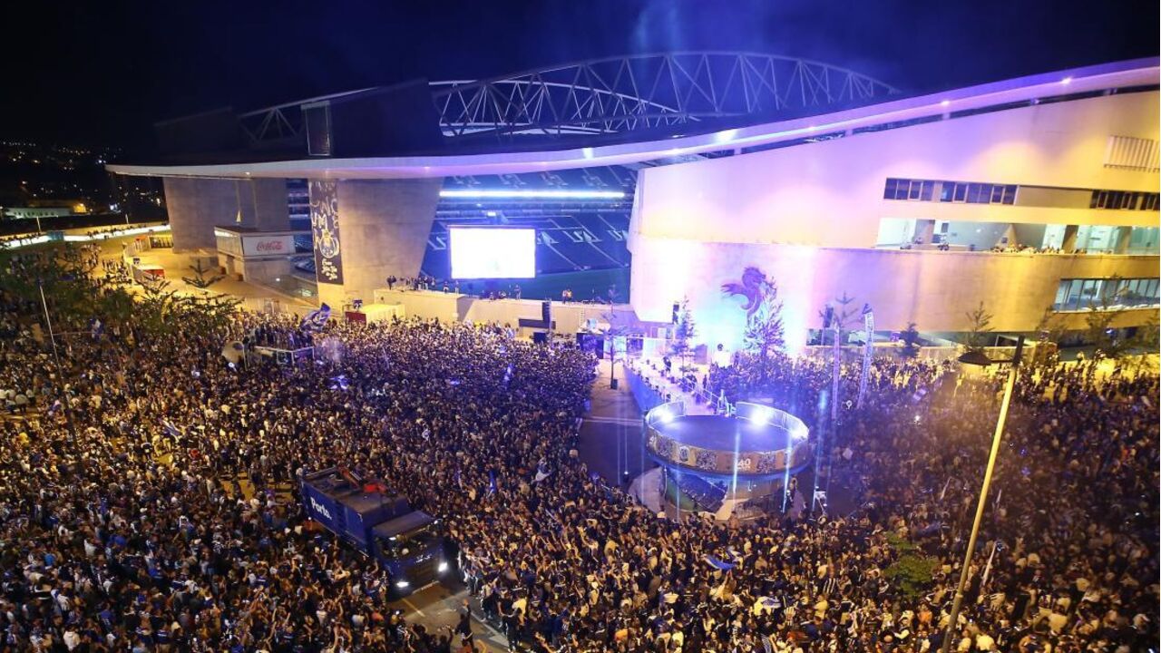 Adeptos do FC Porto festejam junto ao Estádio do Dragão.
