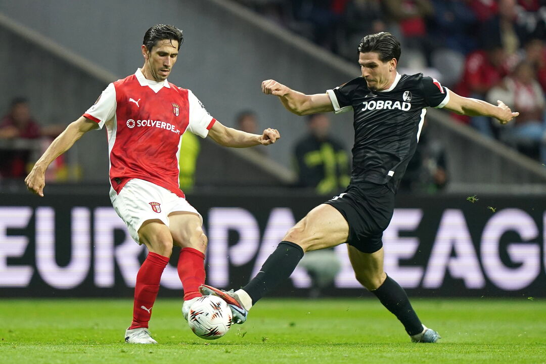 Paulo Oliveira em ação frente ao Friburgo