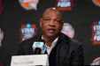 Doc Rivers discursa numa conferência da NCAA