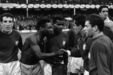 Pelé e Vicente Lucas depois de Portugal vencer o Brasil no Mundial'66