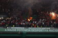 Claques de Benfica e Sporting fizeram a festa no dérbi com coro de tochas em Alvalade