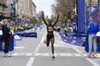 Sharon Lokedi vence a Maratona de Boston