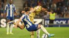 FC Porto e Famalicão disputam a bola durante o jogo