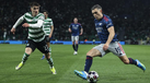 Fresneda disputa um lance com Trossard durante o Sporting-Arsenal