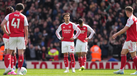 Jogadores do Arsenal cabisbaixos após derrota caseira com o Bournemouth