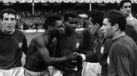 Pelé e Vicente Lucas depois de Portugal vencer o Brasil no Mundial'66