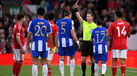 O momento em que Bednarek foi expulso no Nottingham Forest-FC Porto