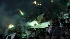 Adeptos do Sporting com tochas e bandeiras no estádio