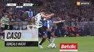 Gonçalo Inácio saiu lesionado após este lance polémico com William Gomes junto à área do Sporting