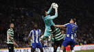 Rui Silva agarra a bola no ar durante o FC Porto-Sporting