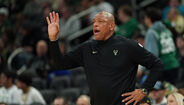 Doc Rivers orienta jogo de basquetebol da NBA