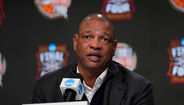 Doc Rivers discursa numa conferência da NCAA