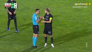Árbitro e Hjulmand discutem durante o E. Amadora-Sporting