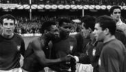 Pelé e Vicente Lucas depois de Portugal vencer o Brasil no Mundial'66