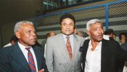 Vicente Lucas com o irmão mais velho Matateu e Eusébio em 1994